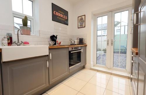 Cathays House | Spacious 2-Bed Cardiff Haven with Luxe Touches