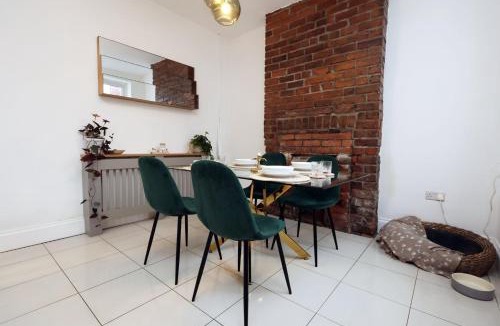 Cathays House | Spacious 2-Bed Cardiff Haven with Luxe Touches
