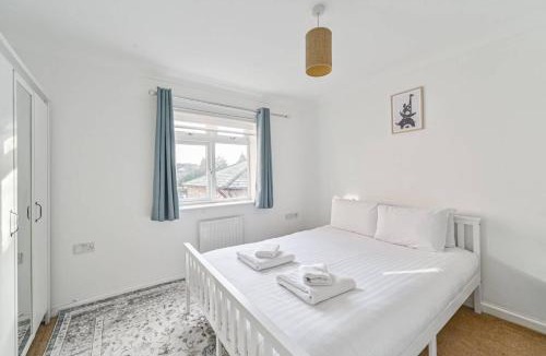 Bromley Common and Keston Apartment | Spacious 2-Bed Flat with Free Parking, Bromley