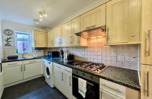Bromley Common and Keston Apartment | Spacious 2-Bed Flat with Free Parking, Bromley