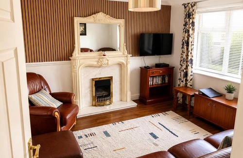 Cradley House | Spacious 2 bed home with Parking and Free Wifi