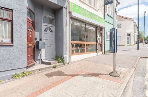 Hanham Apartment | Spacious 2-Bedroom Flat Near Central Bristol