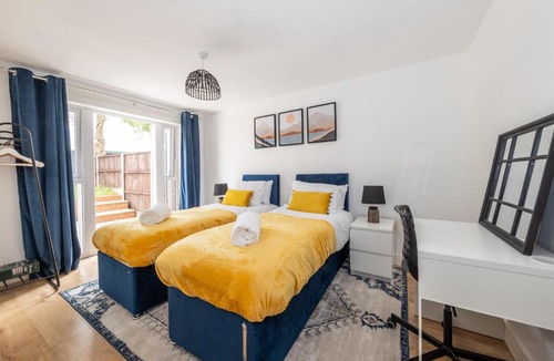Luton Apartment | Spacious 2 bedroom home, Contractors friendly and free parking