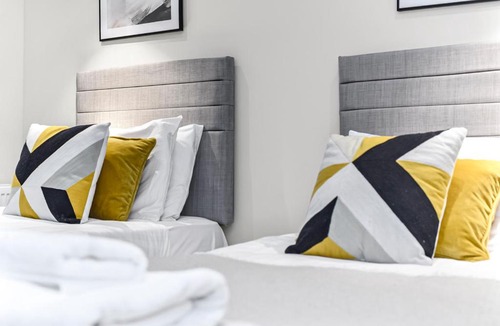 South Twickenham Apartment | Spacious 2BR for Urban Comfort