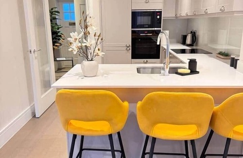 Reading House | Spacious 2BR Home | 3 Parking | Offers Weekly Stay
