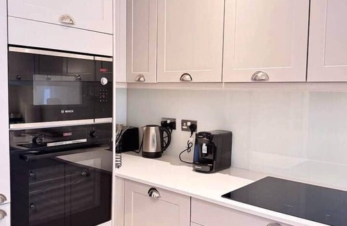 Reading House | Spacious 2BR Home | 3 Parking | Offers Weekly Stay