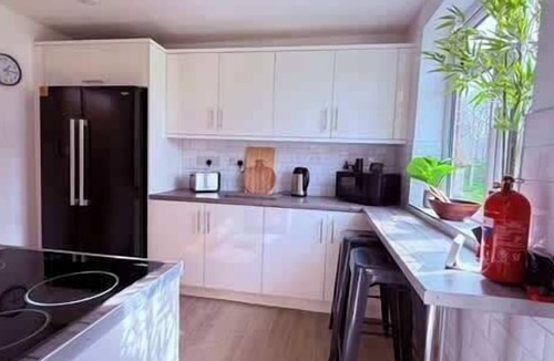 Liverpool House | Spacious 2BR Home | Sleeps 5 | Parking | Liverpool