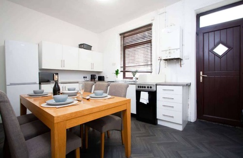 Oldham House | Spacious 2BR in Chadderton Near Manchester