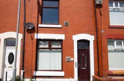 Oldham House | Spacious 2BR in Chadderton Near Manchester