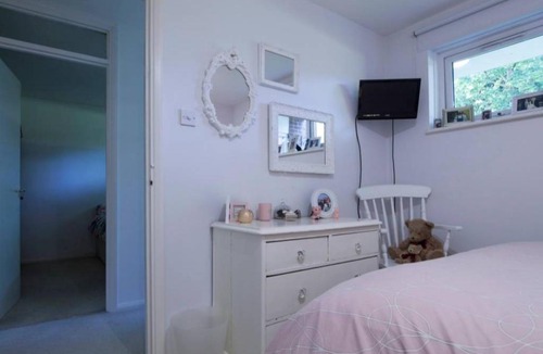 Roding Apartment | Spacious 2BR modern flat in London