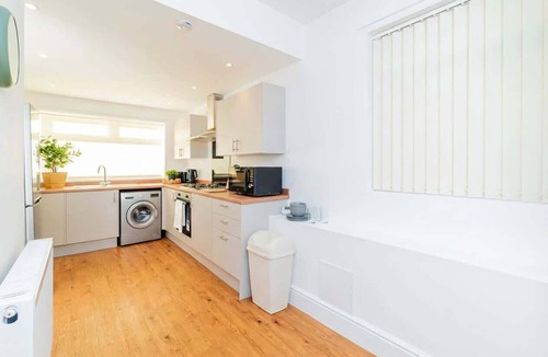 Doncaster House | Spacious 3 BED Doncaster Home w Garden & Parking