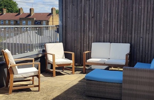 Bethnal Green Apartment | Spacious 3 Bed Duplex . Private Rooftop 3min Victoria Park & Canal 2 Playgrounds