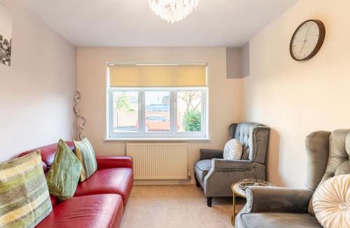 Wigan House | Spacious 3-bed Home - Nature Reserve Retreat