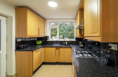 Barnt Green House | Spacious 3-Bed Home with Garden