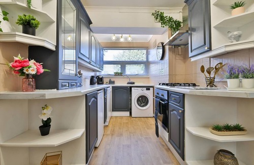 Fairwater House | Spacious 3 Bed Home With Pool Table