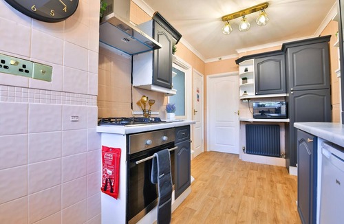 Fairwater House | Spacious 3 Bed Home With Pool Table
