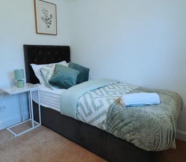 Northampton House | Spacious 3 Bed House in Northampton - Sleeps 6 - Driveway Parking - Fast WiFi