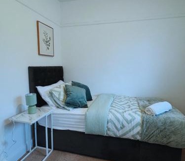 Northampton House | Spacious 3 Bed House in Northampton - Sleeps 6 - Driveway Parking - Fast WiFi