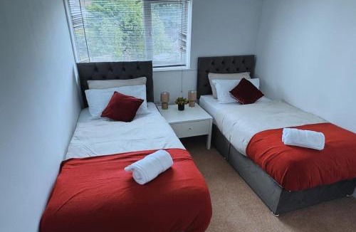 Northampton House | Spacious 3 Bed House in Northampton - Sleeps 6 - Driveway Parking - Fast WiFi