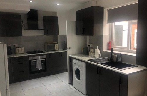 Cradley House | Spacious 3 Bed House in Quinton Sleeps 7