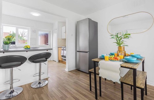 Heston Central House | Spacious 3-bed House With car Park Near Heathrow