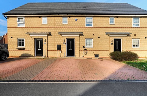 Yaxley House | Spacious 3 Bedroom House in Peterborough