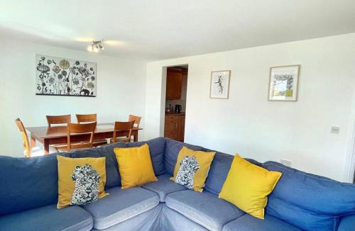 Atlantic Wharf Apartment | Spacious 3-Bedroom Ground Floor Flat with Free Parking in Central Location