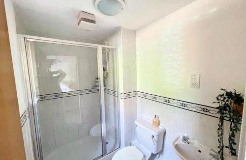 Atlantic Wharf Apartment | Spacious 3-Bedroom Ground Floor Flat with Free Parking in Central Location