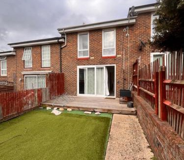 Glyndon Apartment | Spacious 3-Bedroom House with Private Garden in Woolwich, Near Elizabeth Line