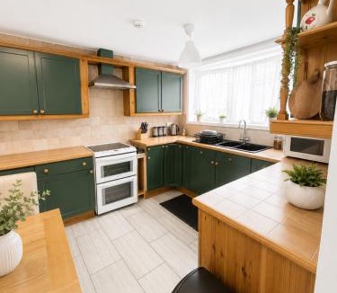 Glyndon Apartment | Spacious 3-Bedroom House with Private Garden in Woolwich, Near Elizabeth Line
