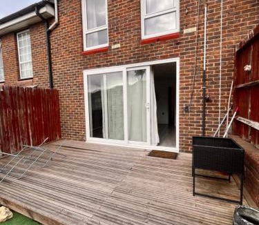 Glyndon Apartment | Spacious 3-Bedroom House with Private Garden in Woolwich, Near Elizabeth Line
