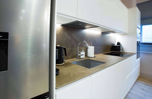 Chinatown Apartment | Spacious 3-Bed Retreat | Modern & Central | AC Inc