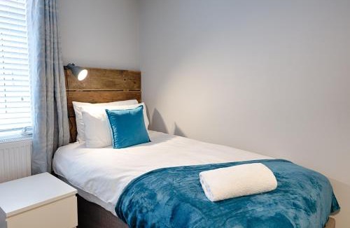 Llanelli Apartment | Spacious 3BR Apartment