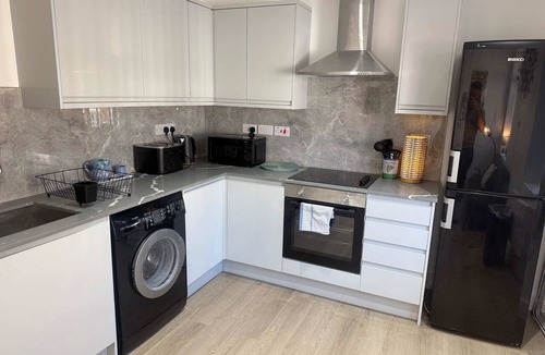 Adamsdown Apartment | Spacious 3BR Flat Sleeps 10 for Groups & Family