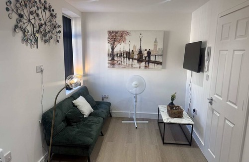 Adamsdown Apartment | Spacious 3BR Flat Sleeps 10 for Groups & Family