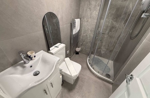 Adamsdown Apartment | Spacious 3BR Flat Sleeps 10 for Groups & Family