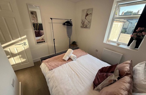 Adamsdown Apartment | Spacious 3BR Flat Sleeps 10 for Groups & Family