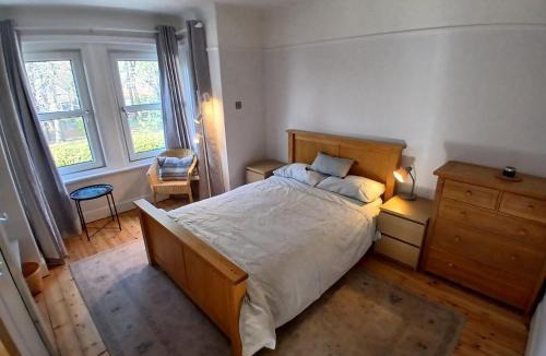 Netley House | Spacious 3BR Home with Garden & Parking