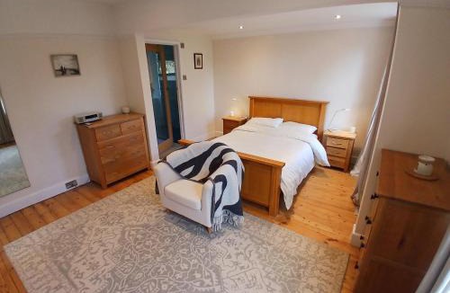 Netley House | Spacious 3BR Home with Garden & Parking