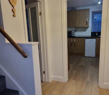 Kennington House | Spacious 3BR Home with Large Garden - Ashford, Kent