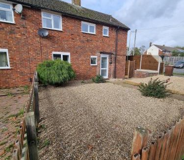 Kennington House | Spacious 3BR Home with Large Garden - Ashford, Kent