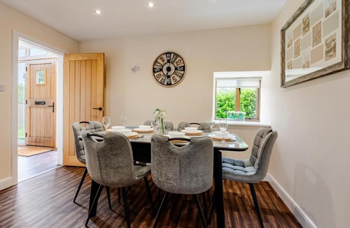 Blackburn House | Spacious 3BR House in Blackburn, Garden, Free WiFi & 4-Car Parking