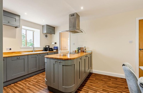 Blackburn House | Spacious 3BR House in Blackburn, Garden, Free WiFi & 4-Car Parking