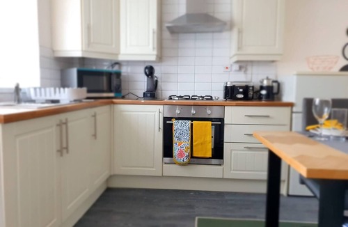 Pendlebury House | Spacious 3BR - Nr Clifton Train Station 5–10 min walk - Garden & Free Parking