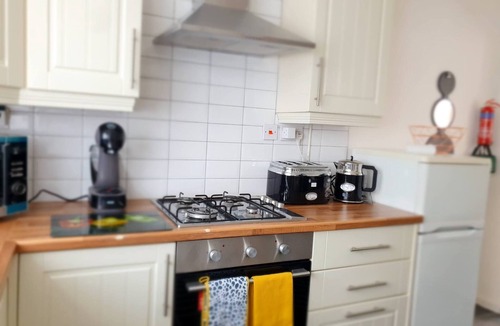 Pendlebury House | Spacious 3BR - Nr Clifton Train Station 5–10 min walk - Garden & Free Parking