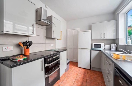Wolverhampton House | Spacious 4‑Bed Home WV1 Family & Contractor Friendly