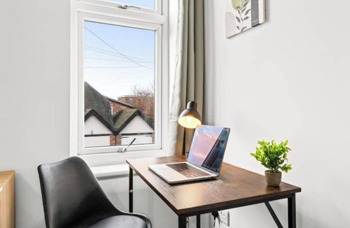 Offerton House | Spacious 4 Bed Home | Free Parking & Fast WiFi | Excellent Transport Links