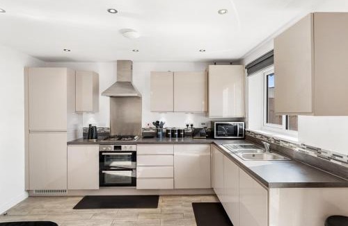Manchester House | Spacious 4-Bed Home Near City Links