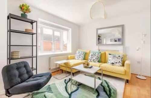 Coventry House | Spacious 4-Bed Home with Workspace