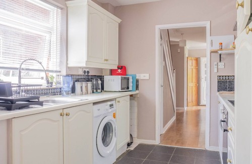 Guildford House | Spacious 4-bed House Guildford Free Parking